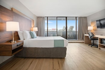 Standard Room, 1 Queen Bed, Balcony, Mountain View