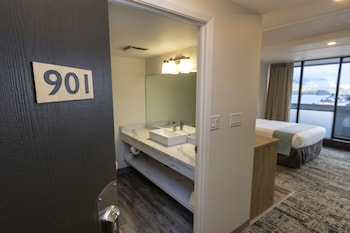 Signature Room, 1 Queen Bed, Kitchen, Partial Ocean View