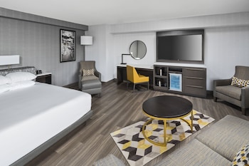 Room, 1 King Bed (Main Street View)