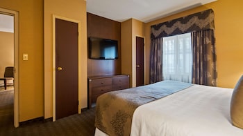Suite, 1 King Bed, Non Smoking, Jetted Tub (Separate Living Room)