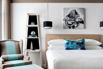 Room, 1 King Bed (Mobility Accessible, Tub)