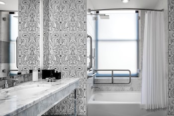Room, 1 King Bed (Mobility Accessible, Tub)