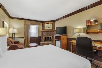 Standard Room, 1 King Bed, Non Smoking, Fireplace