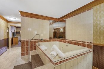 Fireside Whirlpool Suite, 1 King Bed, Non Smoking, Jetted Tub, Fireplace