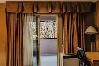 Suite, 1 King Bed, Non Smoking, Balcony