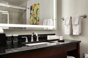 Suite, 1 King Bed, Accessible, Non Smoking