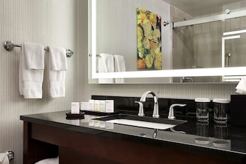 Suite, 1 King Bed, Accessible, Non Smoking