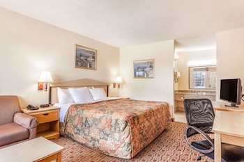 Suite, 1 King Bed, Smoking, Hot Tub