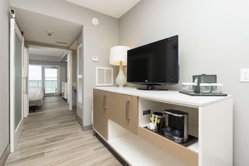 Suite, 1 King Bed, Accessible (Mobility & Hearing, Roll-in Shower)