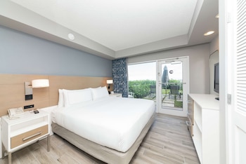 Suite, 1 Queen Bed, Accessible, Patio (Roll-In Shower)
