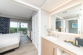 Suite, 1 King Bed, Patio (Ground Floor)