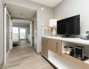 Suite, 1 Queen Bed, Accessible, Patio (Roll-In Shower)