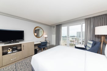 Room, 1 Queen Bed, Accessible, Ocean View (Roll-In Shower)