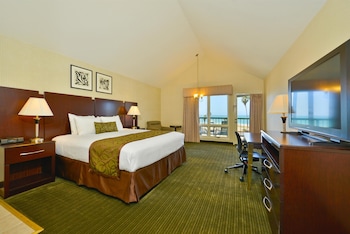 Standard Room, 1 King Bed, Balcony, Ocean View