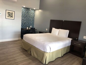 Standard Room, 1 King Bed, Balcony, Ocean View