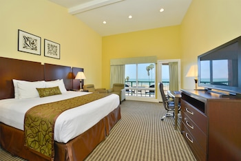 Standard Room, 1 King Bed, Non Smoking, Refrigerator & Microwave
