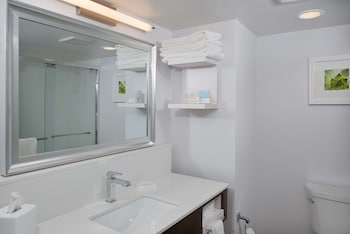 Room, 1 King Bed, Refrigerator & Microwave