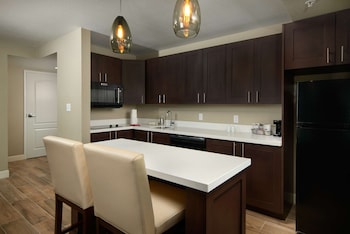 Suite, 1 King Bed, Refrigerator & Microwave (Wet bar)