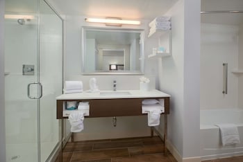 Suite, 1 King Bed, Refrigerator & Microwave (Wet bar)