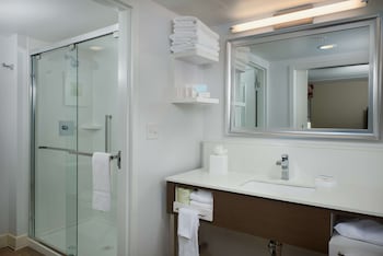 Studio, Refrigerator & Microwave (Wet bar)