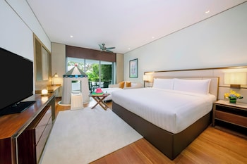 Family Room, 1 King Bed, Terrace (Questers Garden Wing Deluxe)