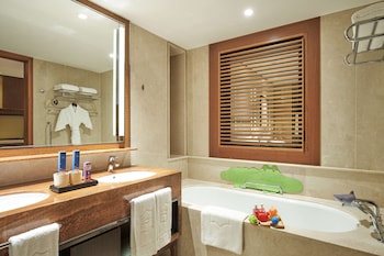 Family Room, 1 King Bed, Terrace (Garden Wing Deluxe)
