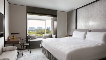 Family Room, 1 King Bed (Tower Wing Deluxe)