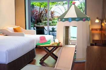 Family Room, 1 King Bed, Terrace (Questers Garden Wing Deluxe)