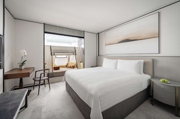 Family Room, 1 King Bed (Tower Wing Deluxe)