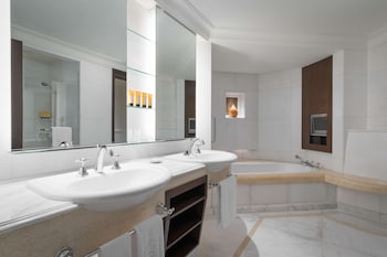 Suite, 1 King Bed (Valley Wing 1 Bed)