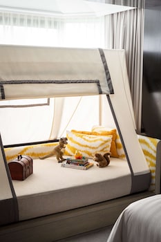 Family Room, 1 King Bed (Tower Wing Deluxe)