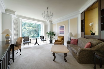 Suite, 1 King Bed (Valley Wing 1 Bed)