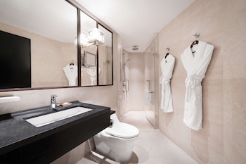 Family Room, 1 King Bed (Tower Wing Deluxe)