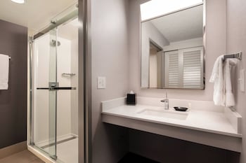 Room, 1 King Bed (Mobility/Hearing Accessible, Tub)