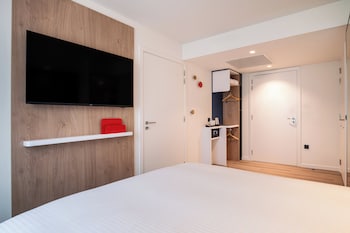 Standard Room, 1 Queen Bed, Accessible Bathtub