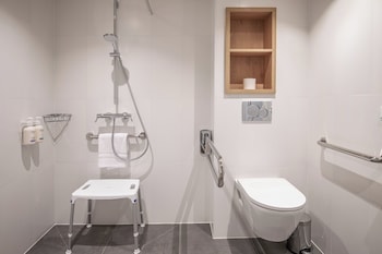 Standard Room, 1 Queen Bed, Accessible Bathtub