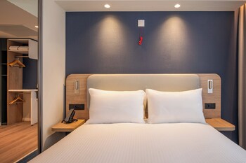Standard Room, 1 Queen Bed, Accessible Bathtub
