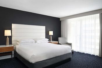Room, 1 King Bed, Accessible, Balcony (Mobility & Hearing, Bathtub)