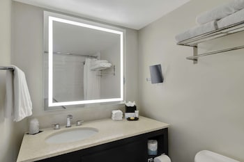 Room, 1 King Bed, Accessible, Balcony (Mobility & Hearing, Bathtub)