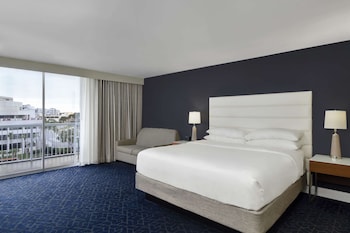 Room, 1 King Bed, Accessible, Balcony (Mobility & Hearing, Bathtub)