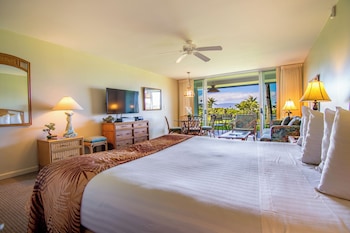 Studio, 1 King Bed with Sofa bed, Partial Ocean View
