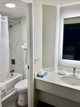 Room, 1 King Bed, Accessible, Non Smoking (Mobility,Hearing,Tub w/Grab Bars)