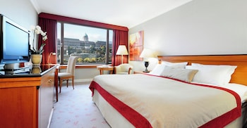Classic Room, 1 Queen Bed, Club Lounge Access, River View