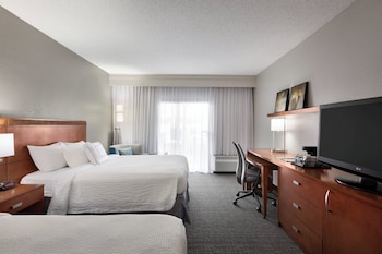 Room, 2 Queen Beds, Hearing Accessible (Accessible Bathtub)