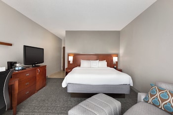 Room, 1 King Bed with Sofa bed, Hearing Accessible, Oceanfront (Accessible Bathtub)