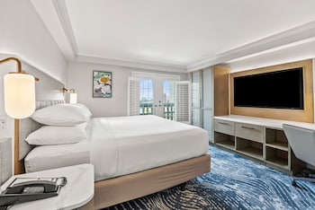 Standard Room, 1 King Bed, Accessible (Mobility, Accessible Tub)