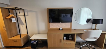 Room, 1 King Bed, Accessible, Non Smoking (Mobility, Bathtub w/ Grab Bars)