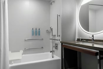 Room, 1 King Bed, Hearing Accessible (Roll-in Shower)
