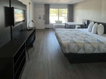 Standard Room, 1 King Bed, Non Smoking, Refrigerator & Microwave
