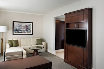Club Room, 1 King Bed with Sofa bed (Hearing Accessible)